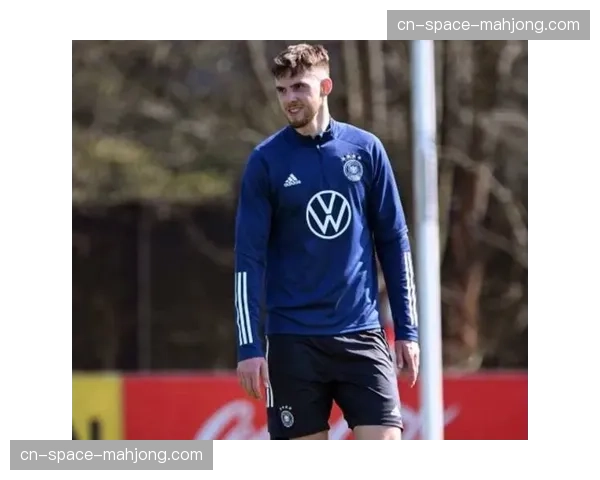 现场观察：霍芬海姆频繁使用门将手抛球发动快攻，试图绕过对手中场围抢